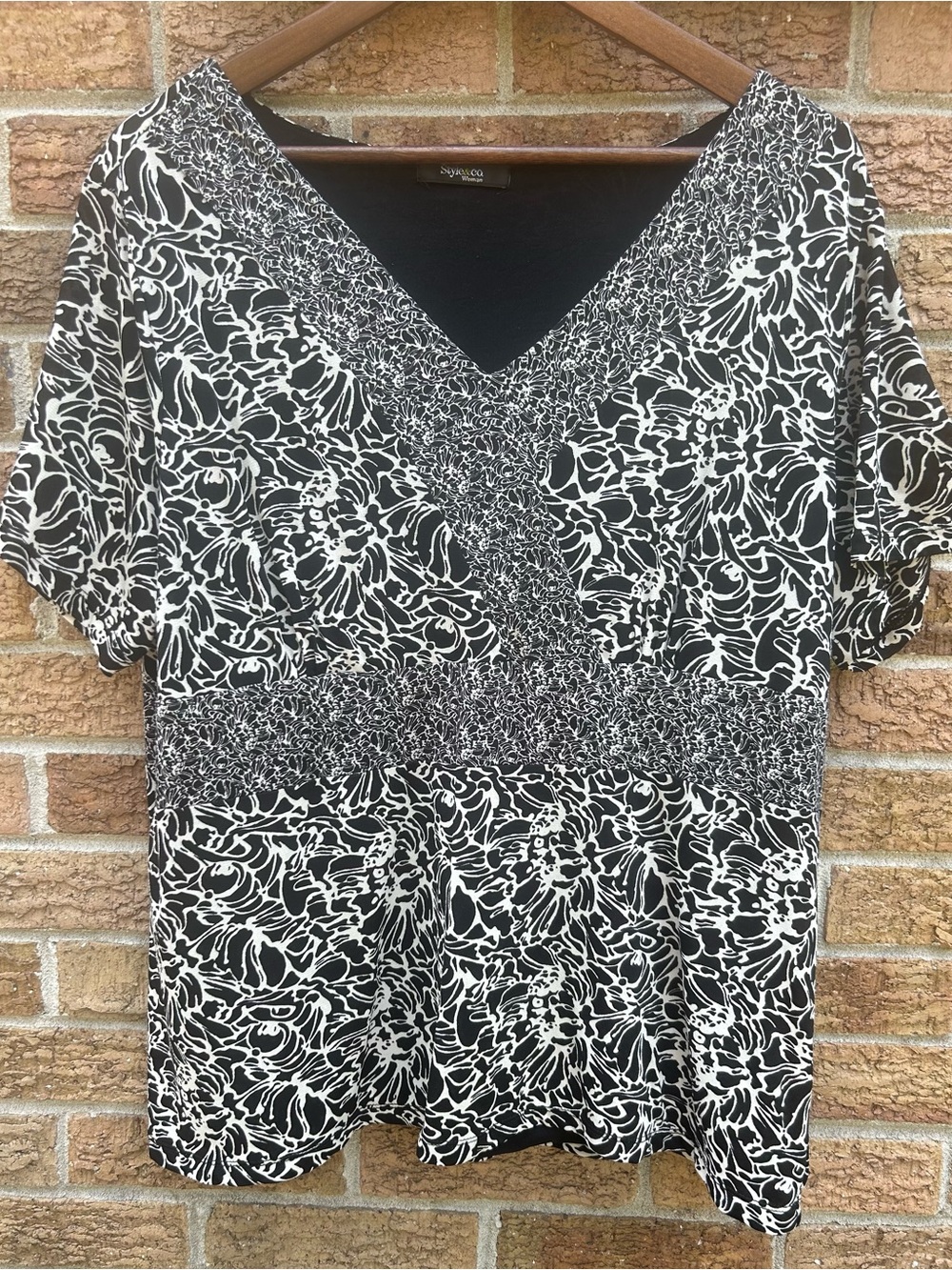 Style & Co. Black and White Floral V-Neck Short Sleeve Top size 3X